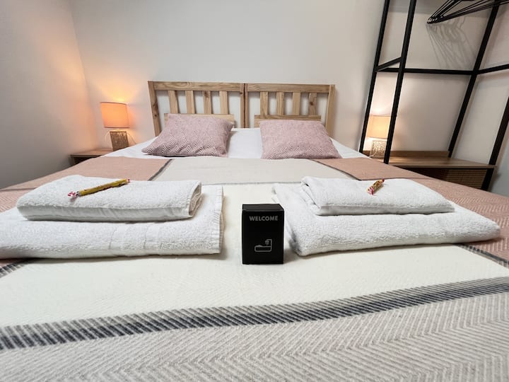 นี่เป็นหนึ่งในห้องในบ้าน มีเตียงคู่และเตียงเด็กพกพา