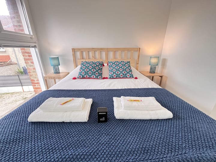 นี่เป็นหนึ่งในห้องในบ้าน มีเตียงคู่