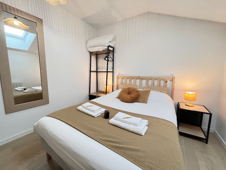 นี่เป็นหนึ่งในห้องในบ้าน มีเตียงคู่