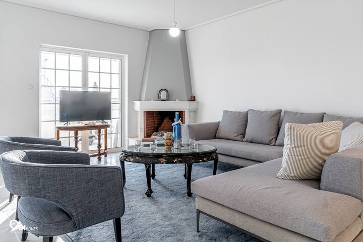 Çlodhu në një vend të shenjtë ku eleganca ndërthuret me rehatinë moderne, i organizuar në mënyrë të përkryer për mëngjese të qeta pranë zjarrit dhe biseda nën dritën e yjeve. Përjeto artin e jetesës së sofistikuar në një hapësirë të krijuar për ta kthyer çdo pushim në një kujtim të çmuar.