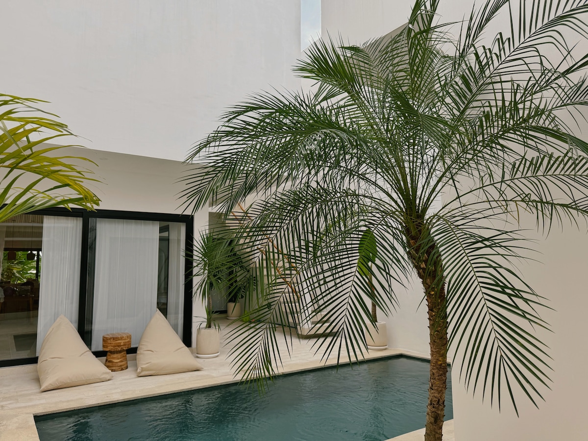 Home in Mengwi · 2 bedrooms · 2 beds · 2 private baths, Airbnb comparable