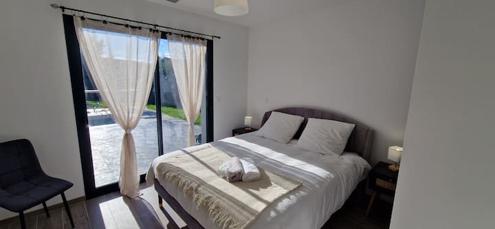 Habitación 1 en la planta baja, con terraza y acceso a la piscina