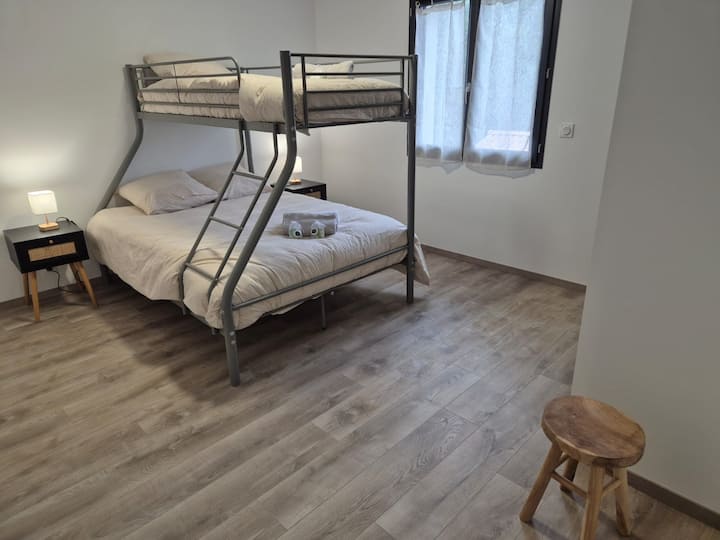Habitación en el piso de arriba con literas (colchón doble y colchón individual)