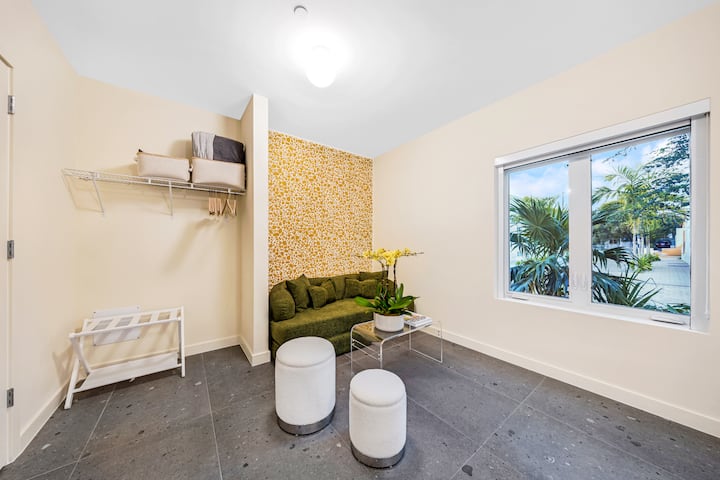 Designer Studio • King Bed + Sofa • Miami - マイアミ