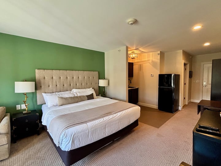King Room | Balcony | Pool | River | Woodstock - Woodstock, VT