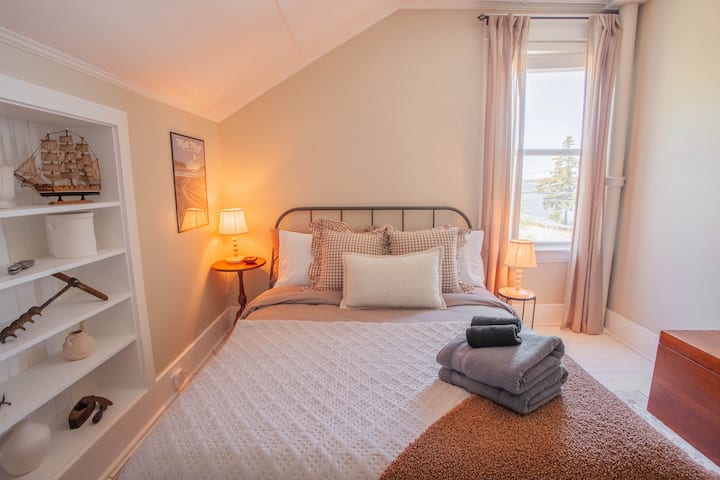 The Osprey Room: plush and luxurious linens
