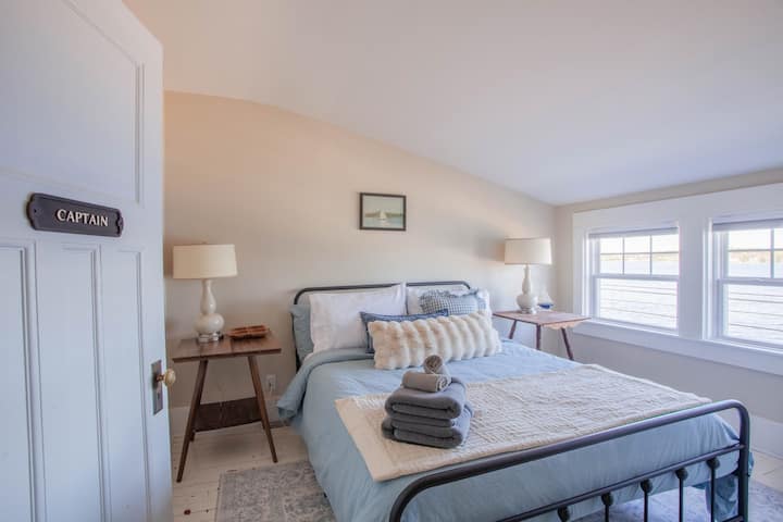 Captains' Room:  queen bed - best for early risers who want to wake up with the sunrise coming up over the mouth of the Lahave river.