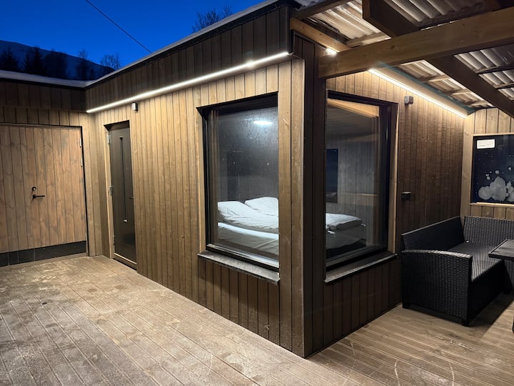 ห้องนอนในส่วนต่อเติมแยกต่างหากบนระเบียงด้านนอกเคบิน