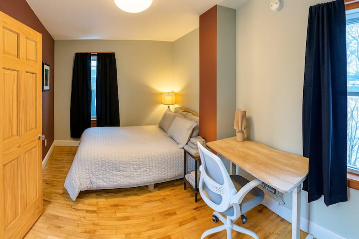 1st Floor -- Queen Bed, Electric Standing Desk w/ Office Chair, Large Walk-in Closet,  Luggage Rack, Backyard Views