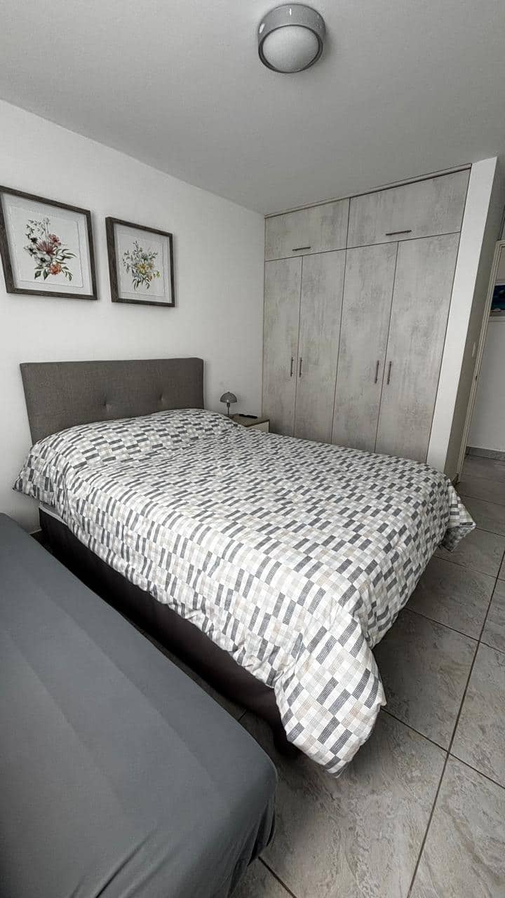 חדר שינה ראשי: מיטה זוגית אחת ופוטון ל-1.5 אנשים + חדר רחצה מלא