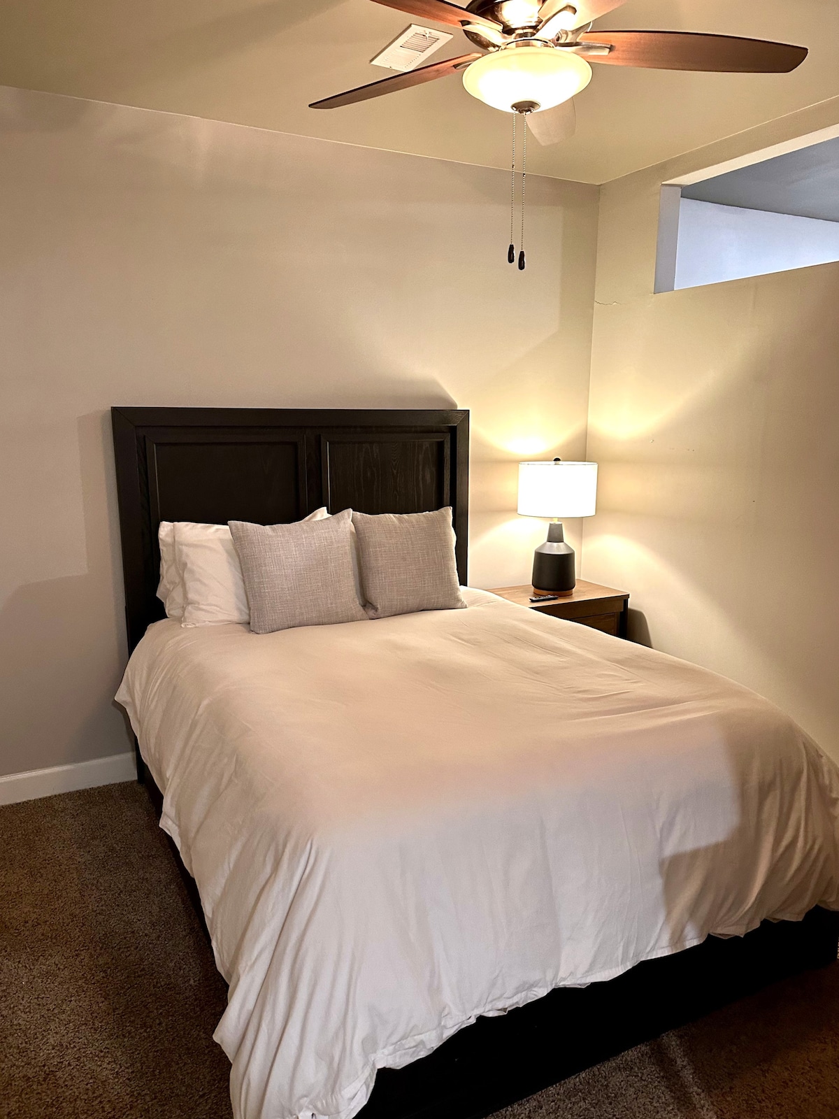 أثاث جديد تمامًا ولحاف ناعم وتلفزيون ذكي — حيث تلتقي الراحة بالأناقة.