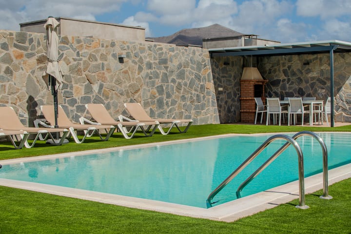Outdoor dining and relax area at Rubicón I