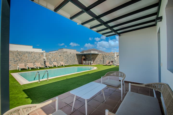 Outdoor area and pool at Rubicón I, Playa Blanca