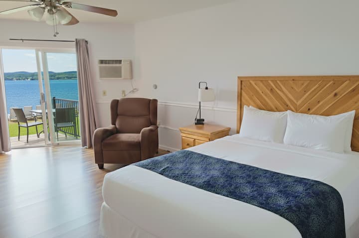 Renovated King Studio W/ Kitchenette & Bay Walkout - Traverse City, MI