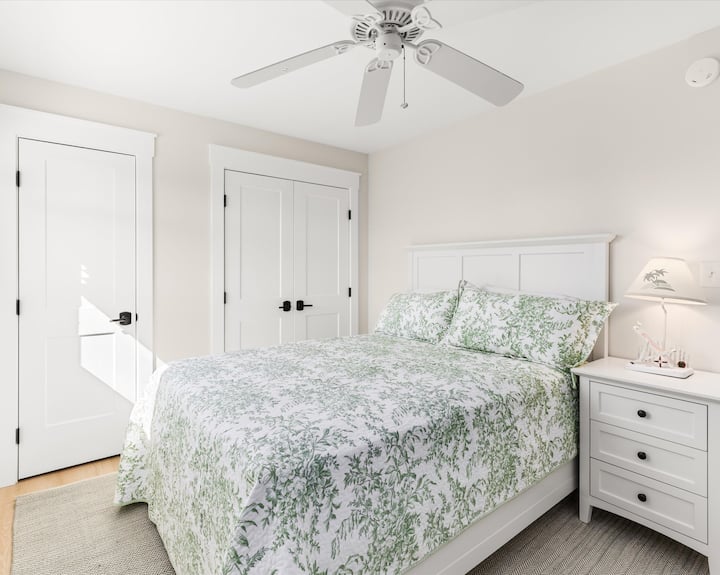 Dormitorio trasero en el segundo piso con cama tamaño queen (para 2 personas)