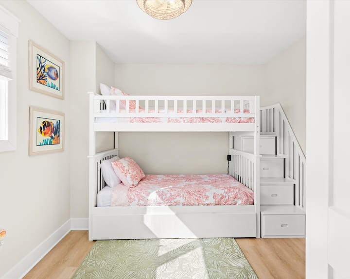 Dormitorio con literas individuales en el segundo piso: incluye literas individuales con cama nido individual extraíble. Tiene capacidad para 3 personas en total, pero la cama nido es ideal para niños pequeños. Los escalones que conducen a la litera superior tienen cajones con espacio de almacenamiento adicional.