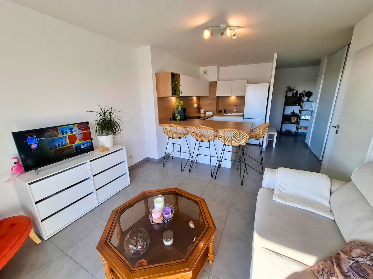 Popular Airbnb listing: T2 confort proche centre & plages, parking, clim in Prés D'arènes