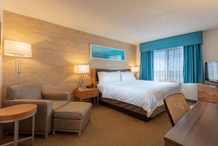 Deluxe King Getaway Near Disneyland! Pet-friendly - Anaheim, CA