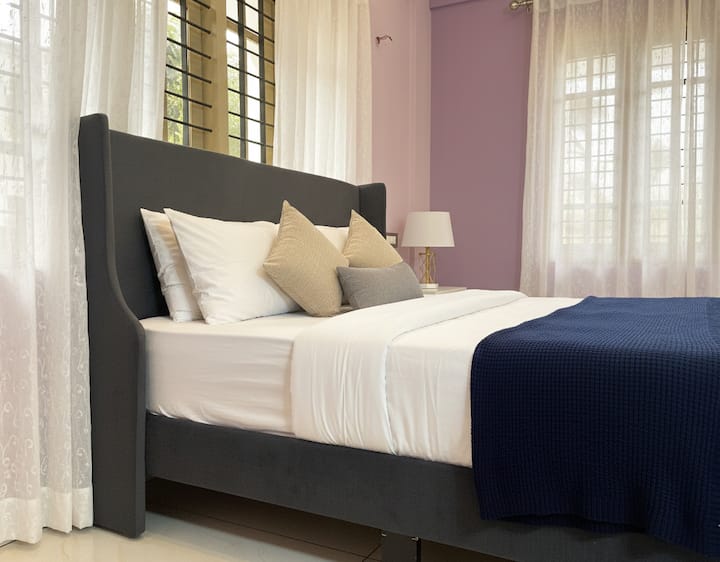 Découvrez une détente inégalée dans cette chambre luxueuse et magnifiquement aménagée, équipée de la climatisation.