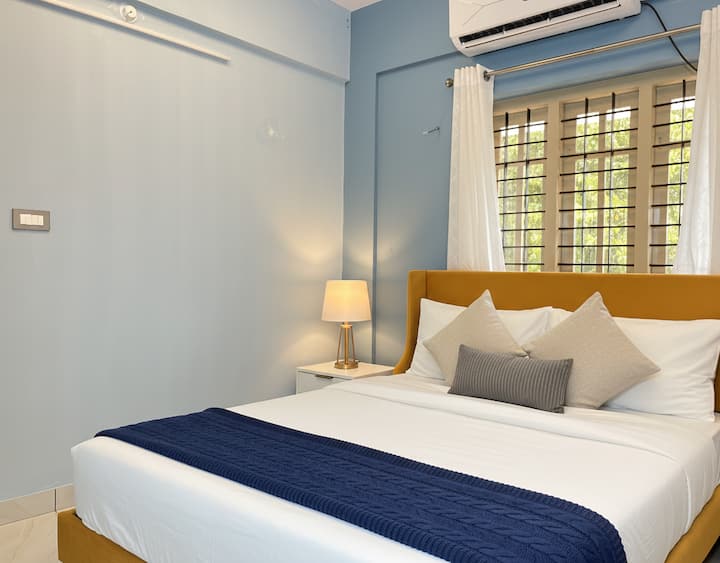 Découvrez une détente inégalée dans cette chambre luxueuse et magnifiquement aménagée, équipée de la climatisation.
