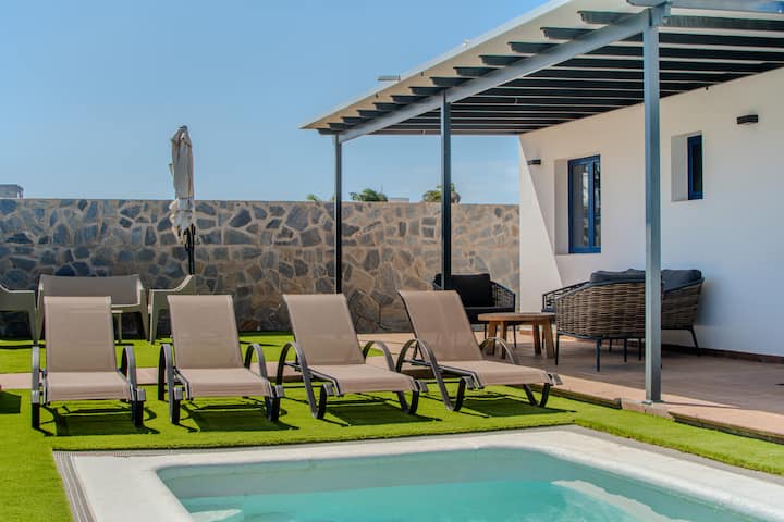 Outdoor dining and relax area at Rubicón II