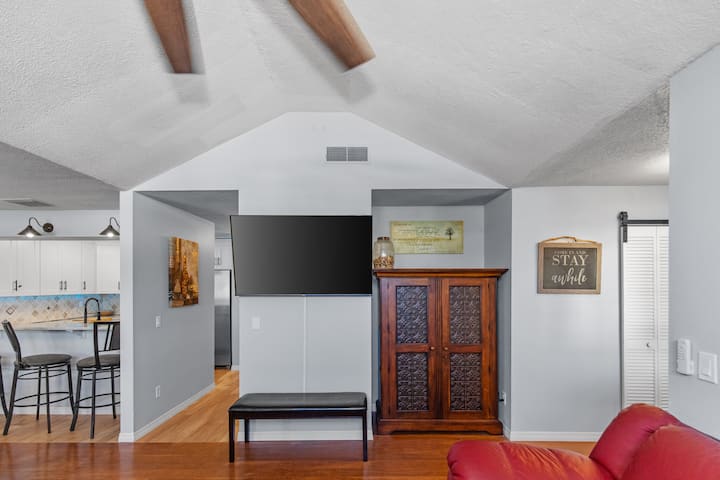 Amplia sala de estar perfecta para familias, parejas o viajeros de negocios.