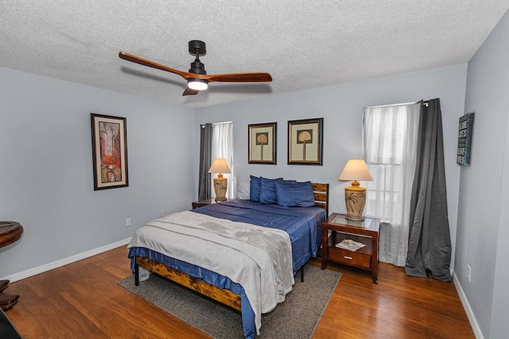 Amplio dormitorio principal con ropa de cama lujosa para una noche de sueño reparador. El espacio ofrece una cama tamaño queen con colchón de aire doble adicional para la comodidad de los huéspedes.