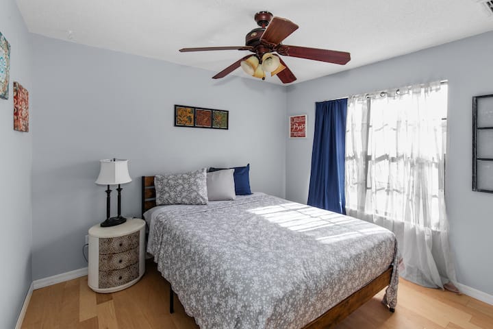 Retiro tranquilo en el dormitorio ideal para relajarse después de un día ajetreado. El espacio ofrece una cama tamaño queen para la comodidad de los huéspedes.