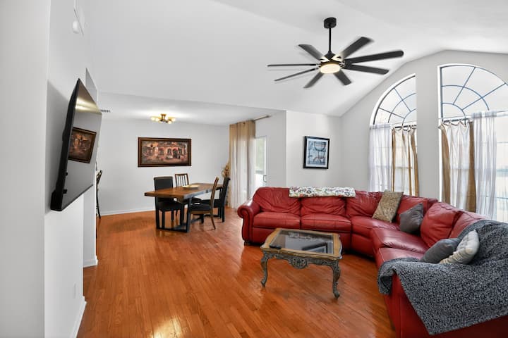 Un espacio acogedor ideal para relajarse, ver series o reuniones sociales. Ideal para grupos más grandes, esta sala de estar incluye un sofá cama tamaño queen y una cama de aire tamaño queen. Una configuración práctica y flexible para escapadas a Florida.