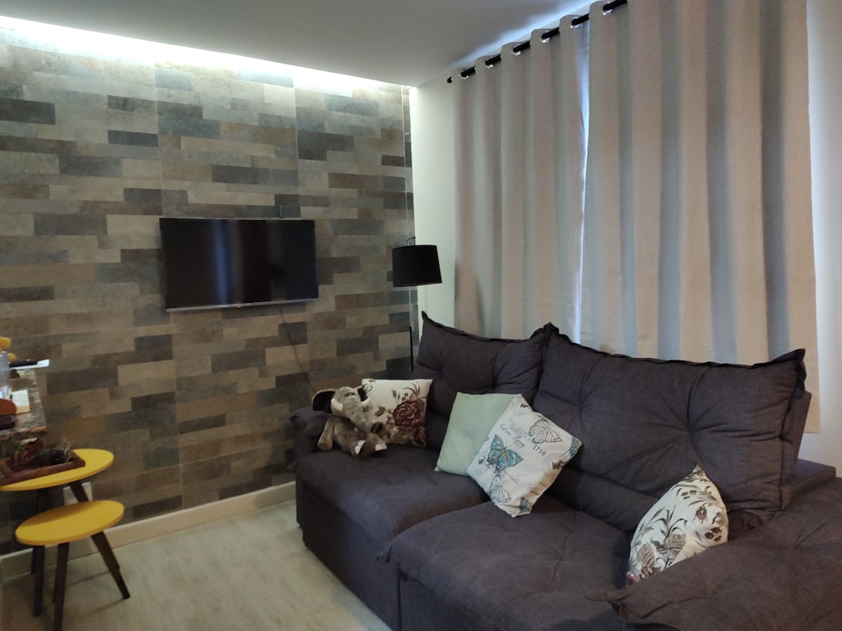 Amplio y cómodo sofá que se convierte en una cama para dos personas. La habitación tiene iluminación indirecta. 