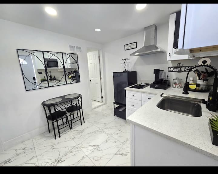 Cozy Apt/studio 5 Min From Pbi Airport &Downtown - West Palm Beach, FL