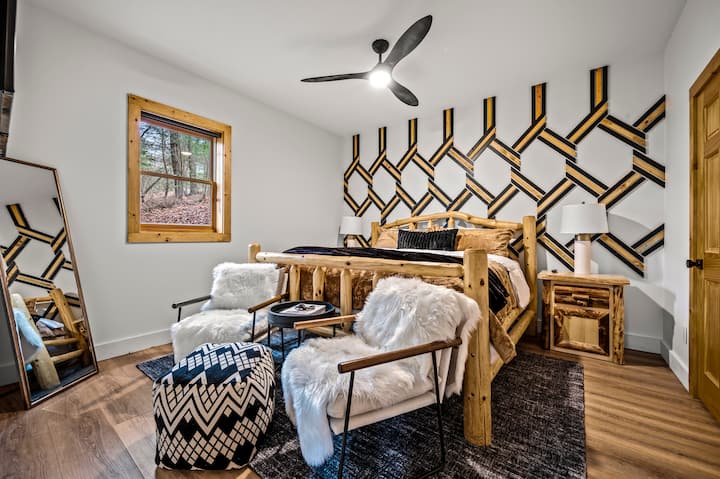 ห้องพักขนาดใหญ่ห้องที่ 2 พร้อมเพดานสูง 9 ฟุตและพัดลมติดเพดาน ชั้นล่าง ถัดจากห้องน้ำที่สอง