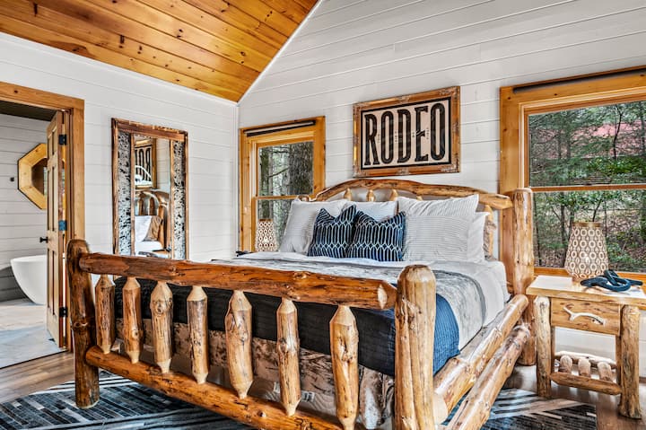 ห้องนอนหลักพร้อมเตียงคิงไซส์ - เมมโมรี่โฟม (ปานกลาง/แข็ง)