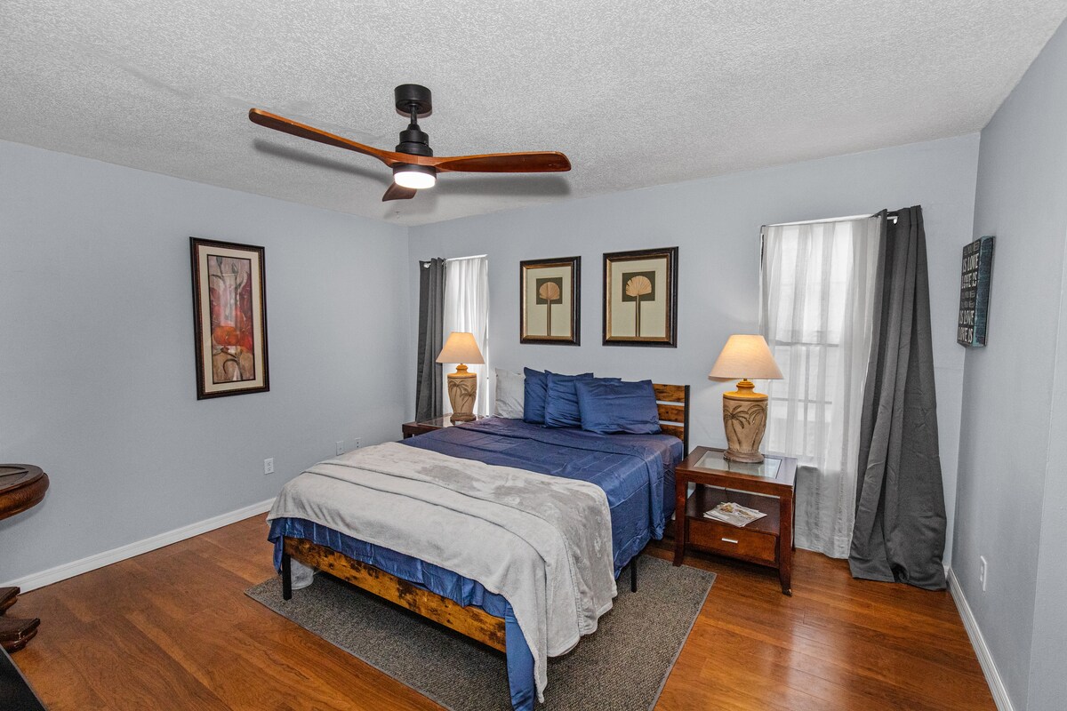 Svaka spavaća soba ima meku posteljinu i umirujuće ukrase. Osmišljeno kako bi pružilo mirno okruženje za odličan noćni odmor.