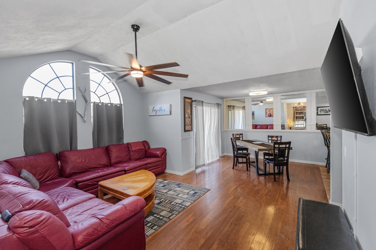 U ovom suncem ispunjenom dnevnom boravku nalaze se udobne sjedalice i vlada opuštena atmosfera tipična za Floridu. To je savršeno mjesto za opuštanje nakon dana provedenog na plaži ili uživanje u mirnoj večeri u zatvorenom prostoru.