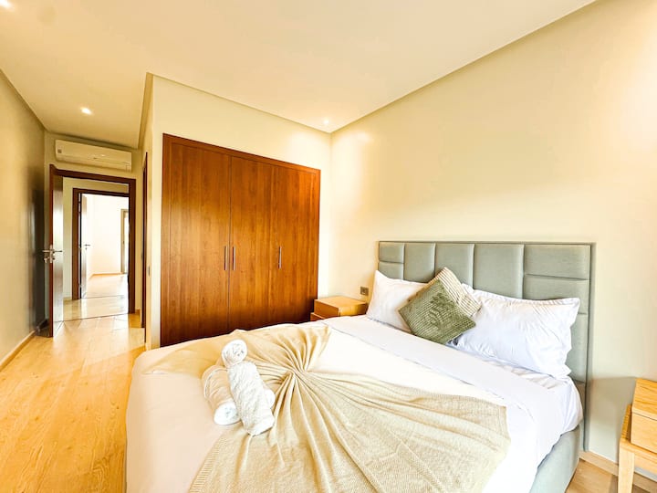 დიდი და მშვიდი ოთახი კონდიციონერით, ორმაგი საწოლით, ჩაშენებული სათავსოებითა და პირადი სააბაზანოთი.