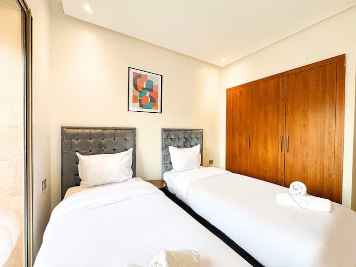 მშვიდი და კონდიცირებული საძინებელი, რომელიც აღჭურვილია ორი ერთადგილიანი საწოლითა და ჩაშენებული სათავსოთი. იდეალურია ბავშვებისთვის, მეგობრებისთვის ან დამატებითი სტუმრებისთვის.