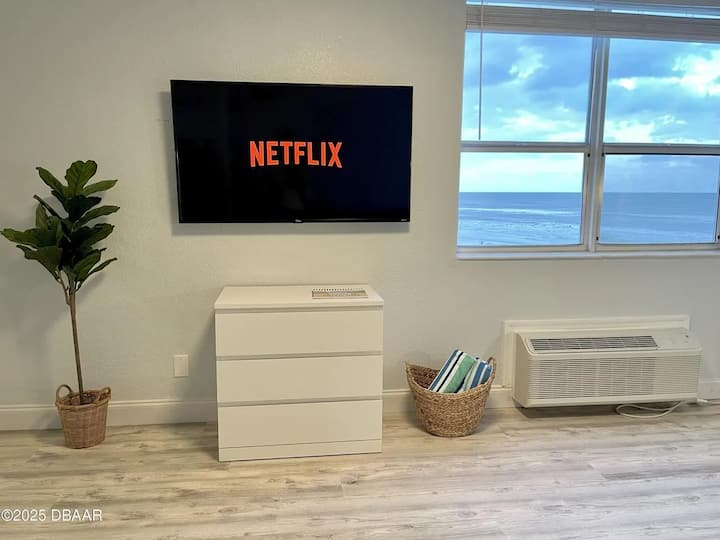 Oceanfront Studio – Walk To Daytona Boardwalk! - Daytona Beach, FL