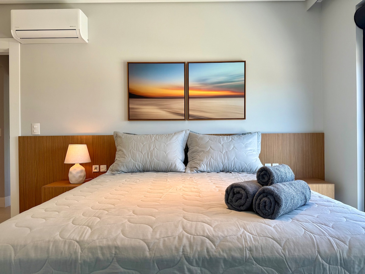 Quarto principal - Suíte com cama Queen e ar condicionado