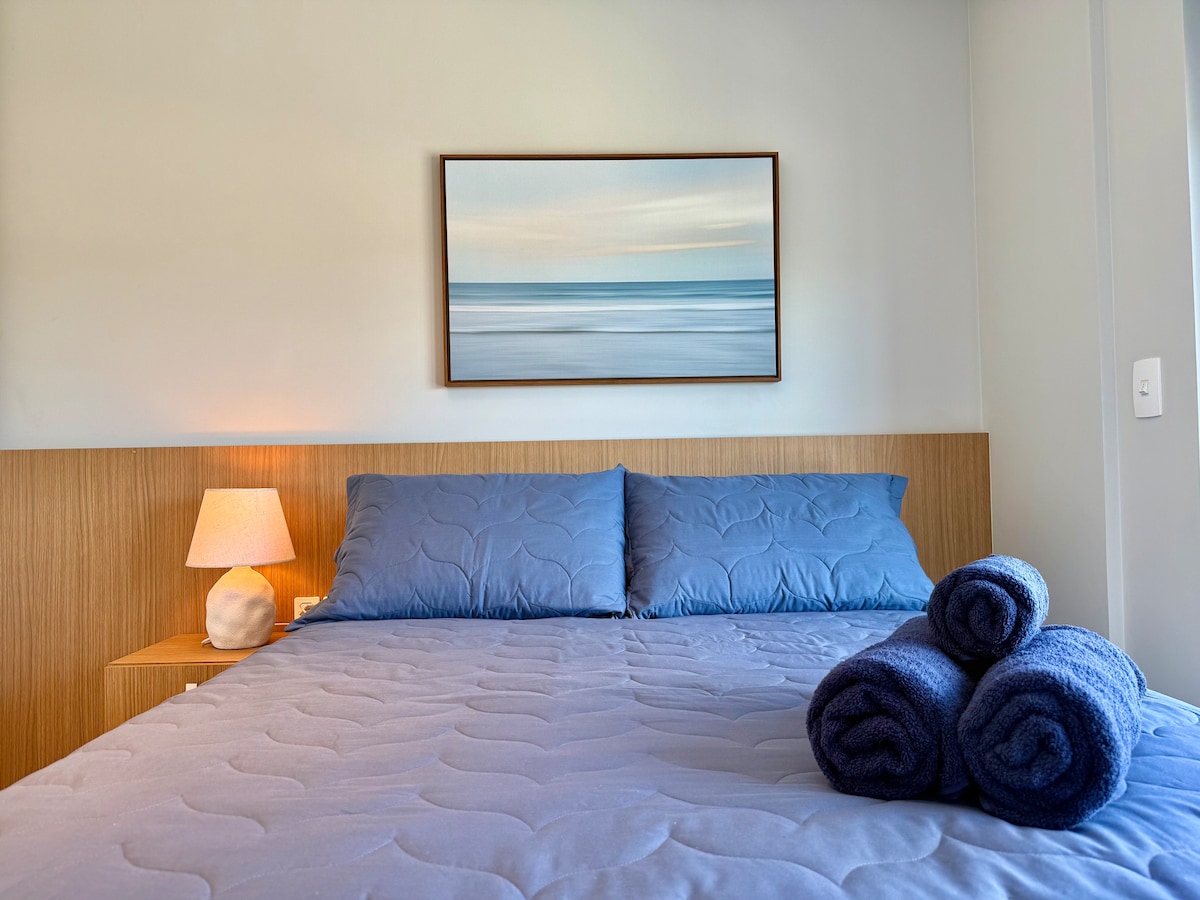 Quarto com cama de casal e ar condicionado .  Com amplo guarda roupas