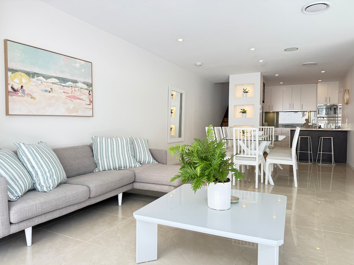 Popular Airbnb listing: Mermaid Beach Villa | Rooftop | Walk to Beach in Mermaid Beach