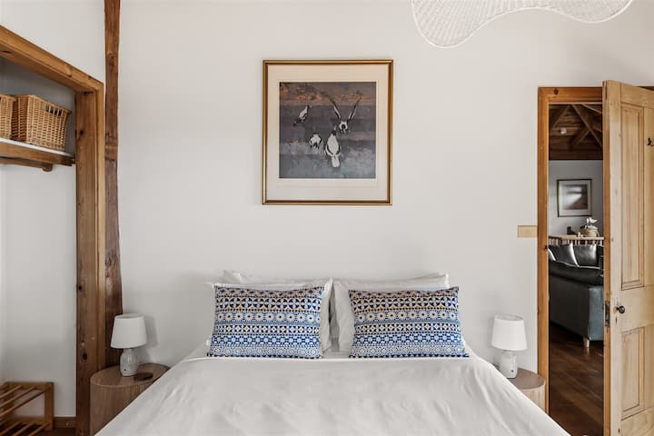 Главната спална соба исполнета со светлина нуди брачен кревет (широк 150 – 179 см), простор за чување облека и мирен поглед кон врвовите на дрвјата за вистински одмор.