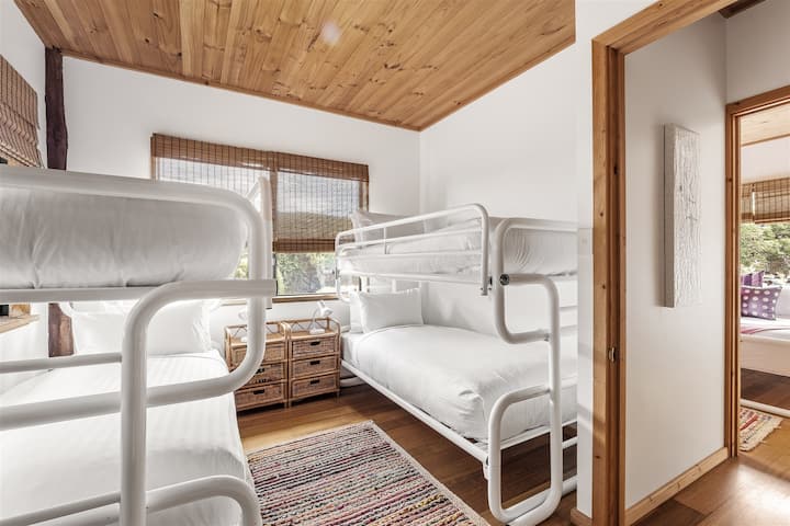 Создајте незаборавни престои за помладите гости во светла соба со два кревета на спрат.