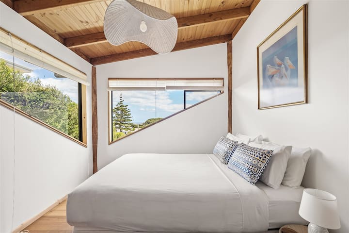 Наполнете ги батериите во втората спална соба со брачен кревет (queen size), каде што смирувачкиот поглед кон зеленилото и океанот создаваат мирно прибежиште.