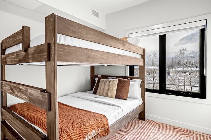 Una acogedora habitación familiar con literas diseñada para alojar cómodamente a grupos.