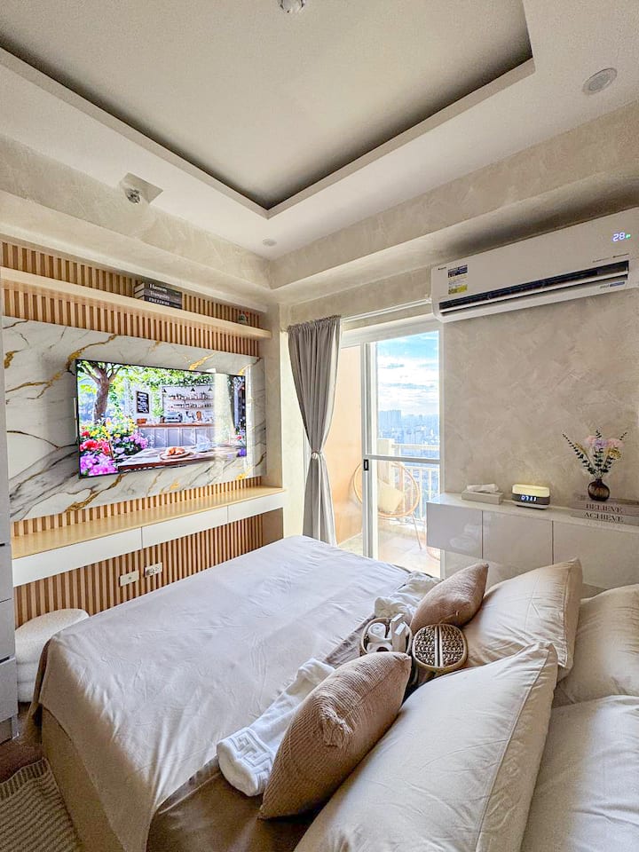 Calm Aesthetic Stay W/ Balcony & City View | Moa - Manila