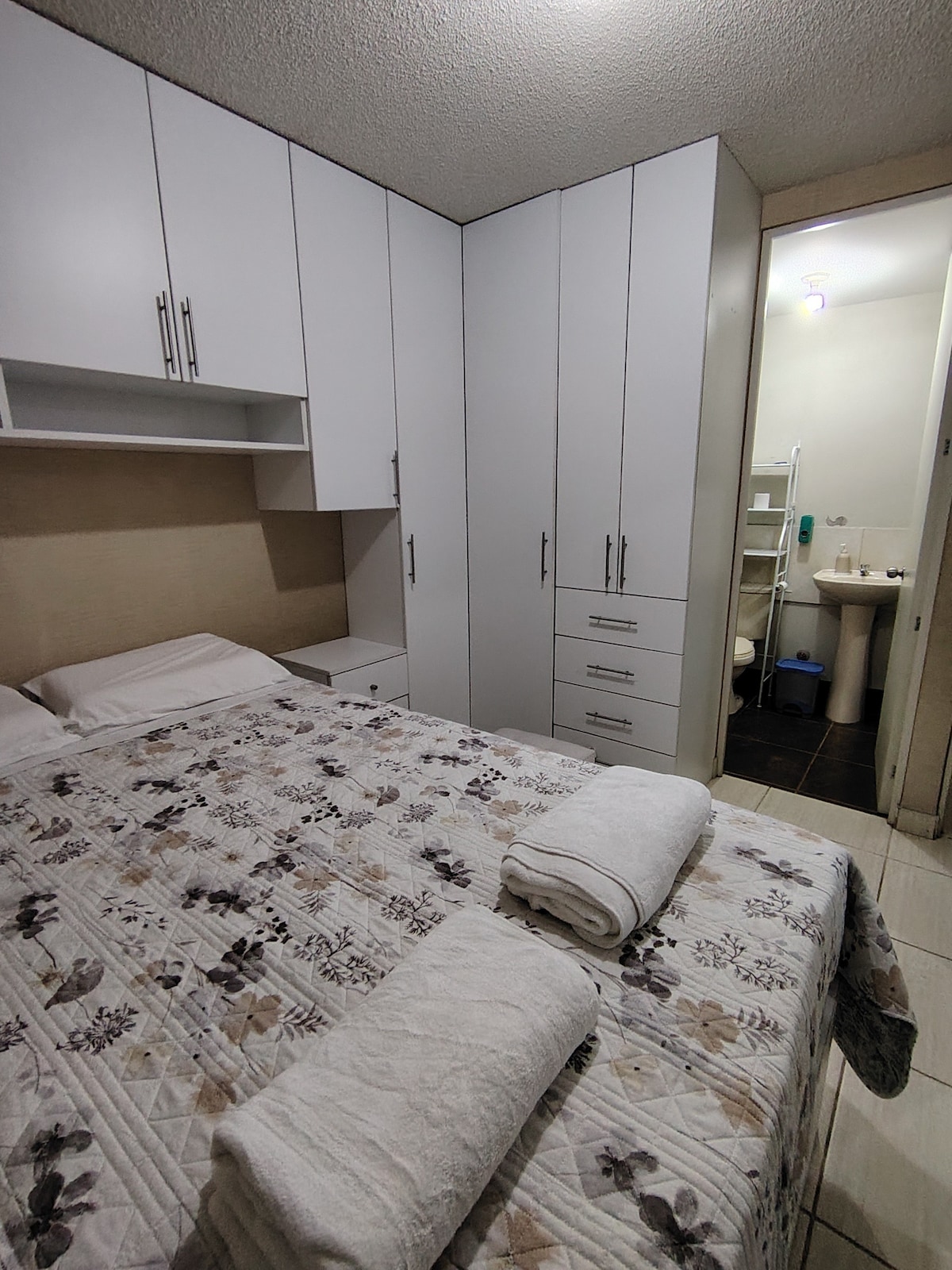 主卧配备标准双人床和独立卫生间。 