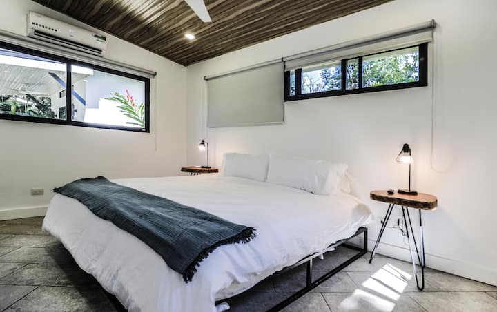 Уютно двойно легло с памучно спално бельо. Щори за затъмняване, вентилатор на тавана, климатик и място за съхранение на дрехи.