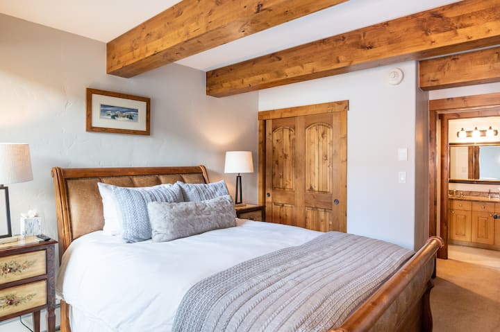 Bračni krevet u obliku saonica. Ormar i komoda pružaju prostor za odlaganje stvari.
