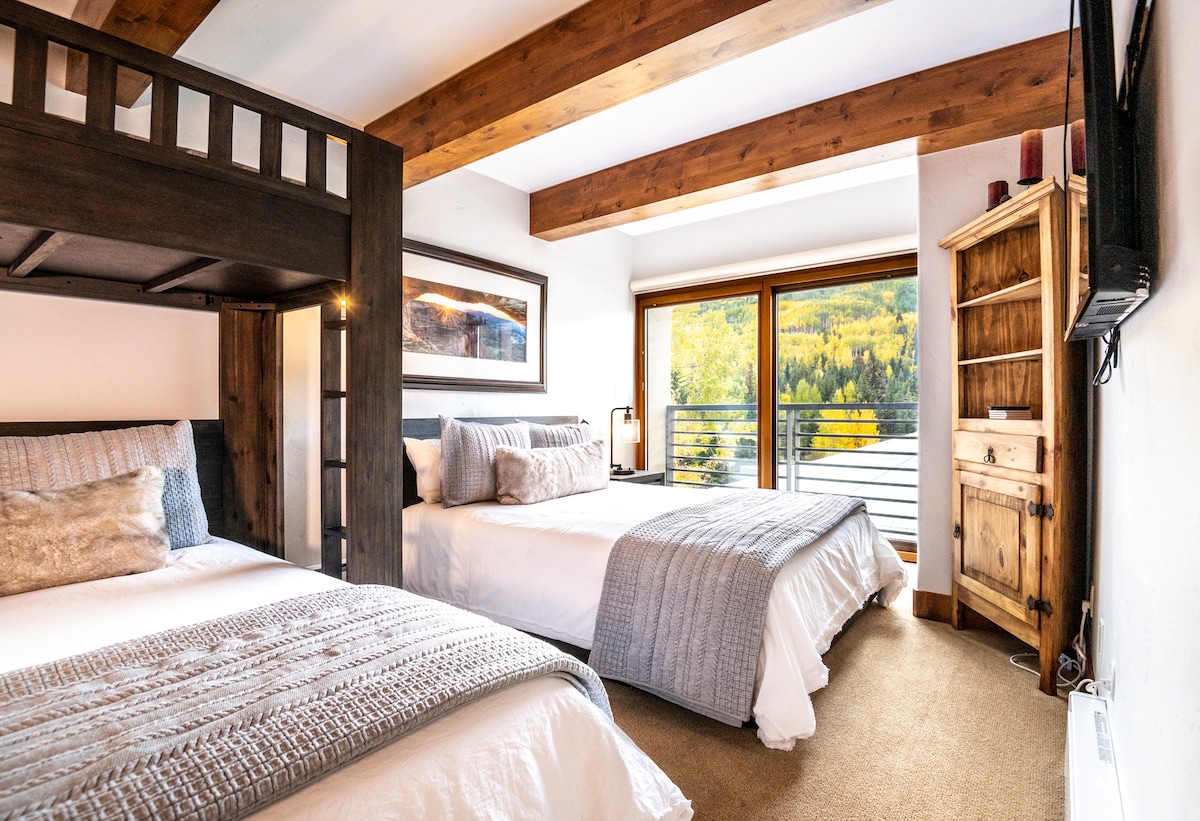 第二间卧室配有Restoration Hardware床。 两张标准双人床、双层阁楼和一台电视。